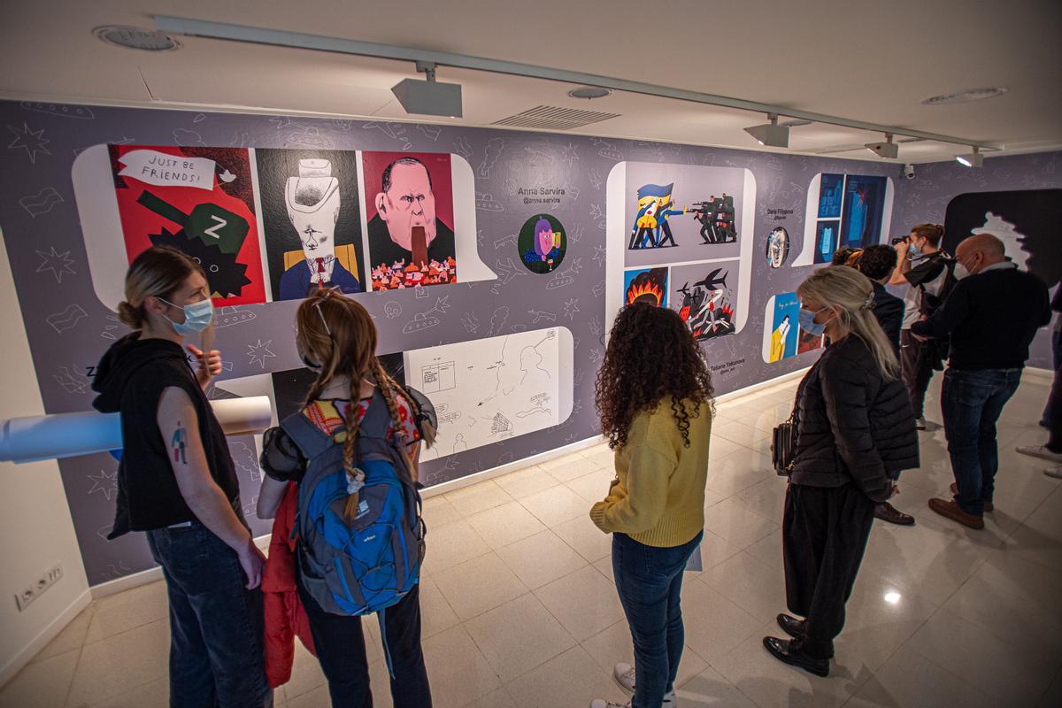 Se presenta en la Sala Oval del MNAC una instalación de artistas ucranianos que reúnen obras enviadas online por compatriotas que están en Ucrania en refugios y búnqueres.