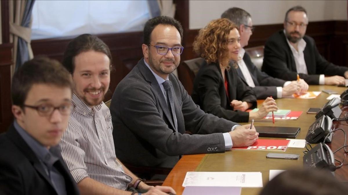 Reunión de los equipos negociadores de PSOE, Podemos y Ciudadanos, este jueves en el Congreso.