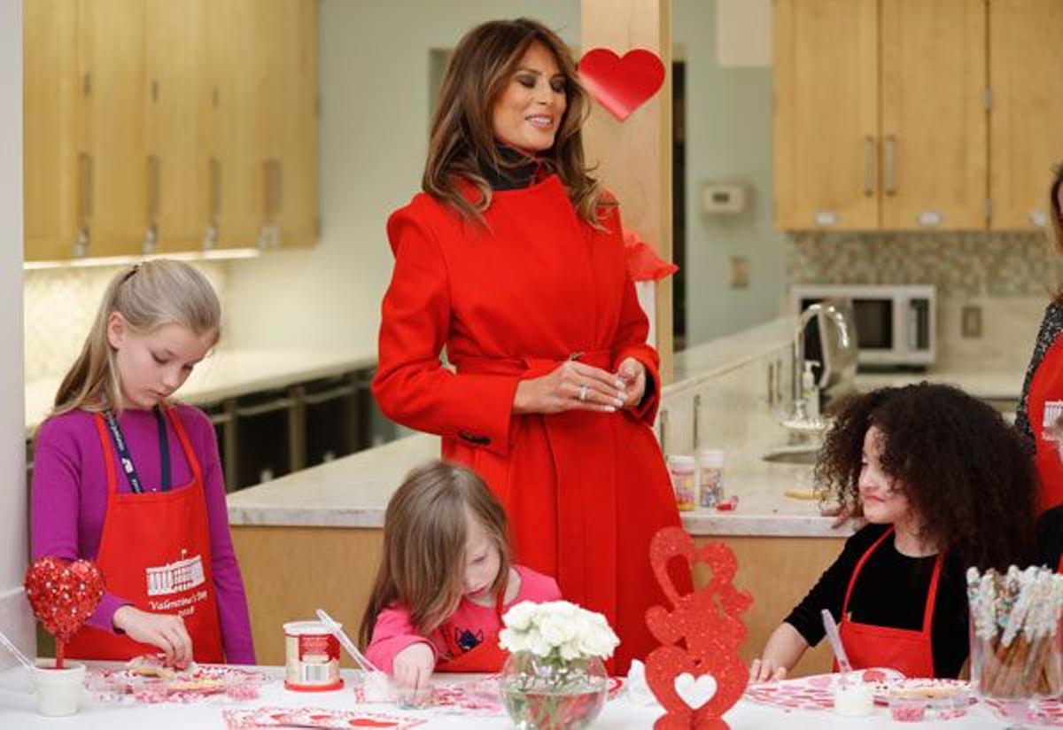 Melania Trump con abrigo rojo con cinturón de Calvin Klein