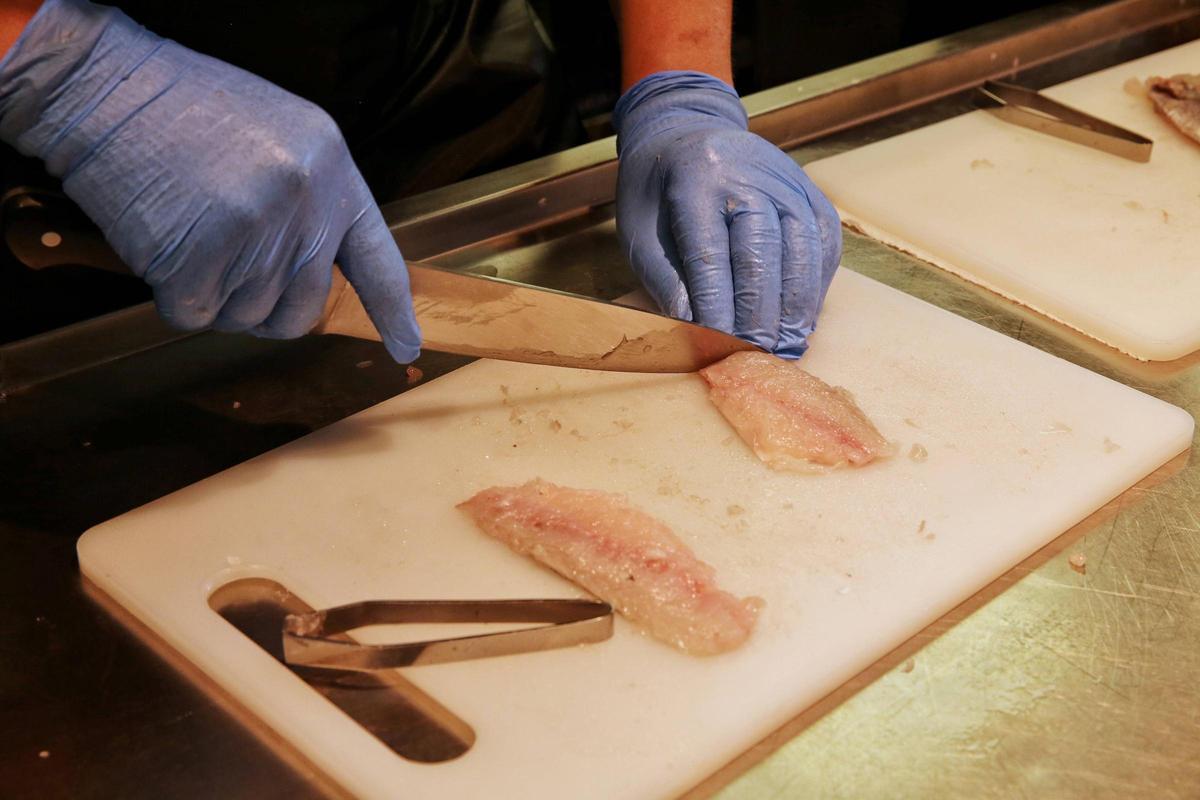 Jóvenes aprenden a cortar pescado en el Mercat de Torre Blanca de Sant Cugat del Vallès