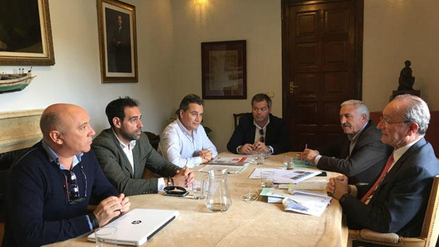 El alcalde de Málaga, Francisco de la Torre, acompañado por el concejal de Sostenibilidad Medioambiental, José del Río, ha recibido esta mañana al presidente de la Asociación de Hosteleros de Málaga, Javier Frutos.