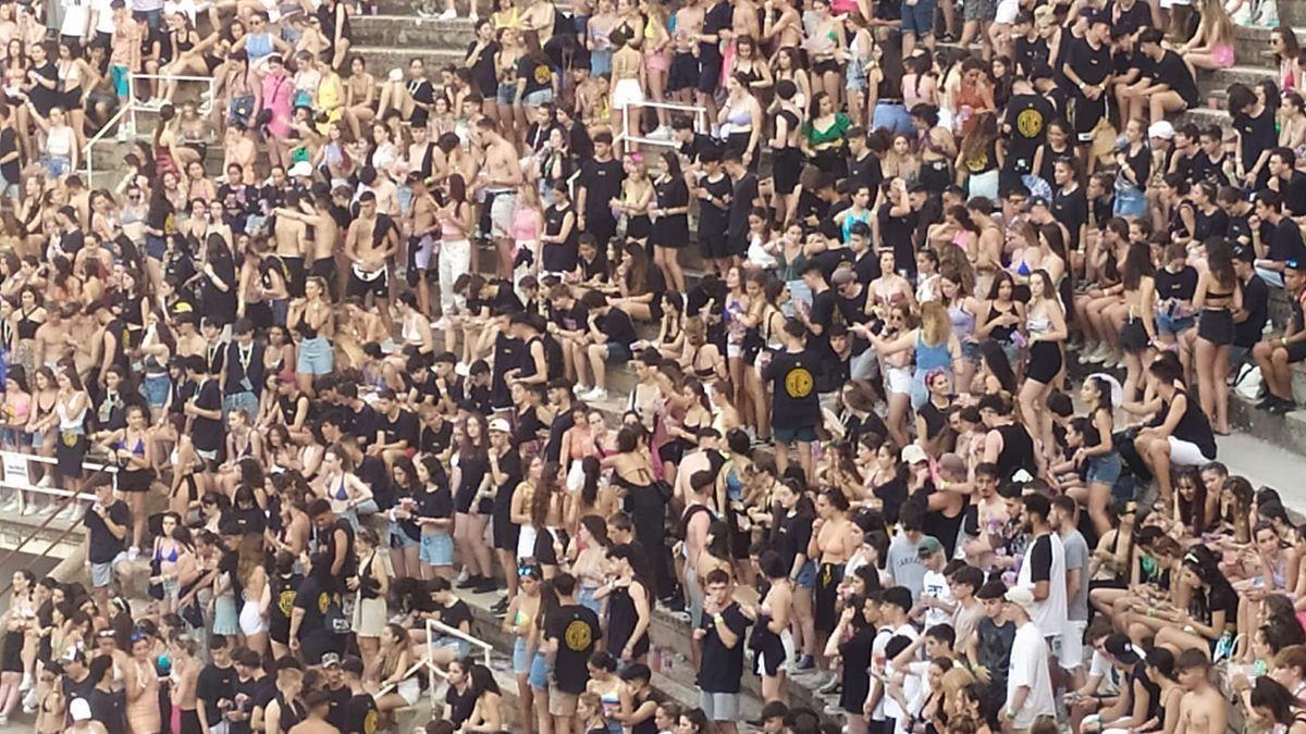 Jóvenes durante el concierto en la Plaza de Toros de la Palma.