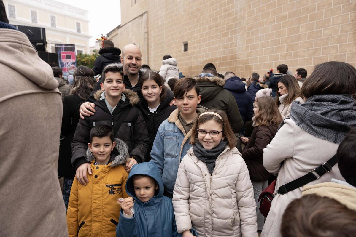 Los niños pacenses se comen las uvas de gominola en las campanadas de San Juan