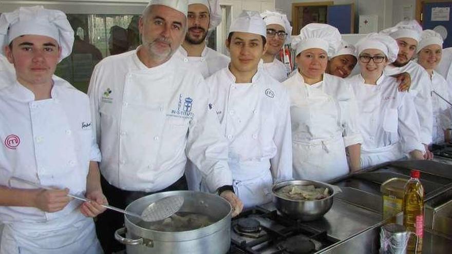 Profesores y estudiantes de la Escuela de Cocina del IES Llanes, ayer, preparando los cachopos.