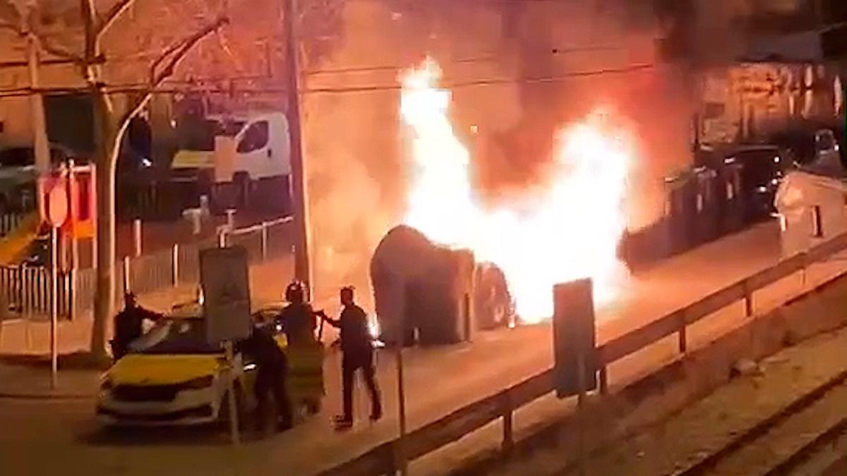 Los Bomberos de Palma sofocan una oleada de incendidos de contenedores de basura en Son Oliva