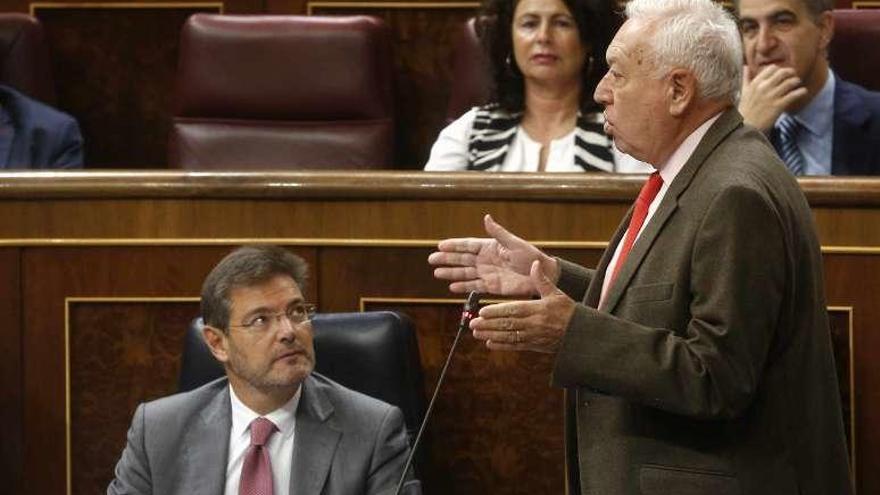 Margallo, con el titular de Justicia, Rafael Catalá, ayer en el Congreso.