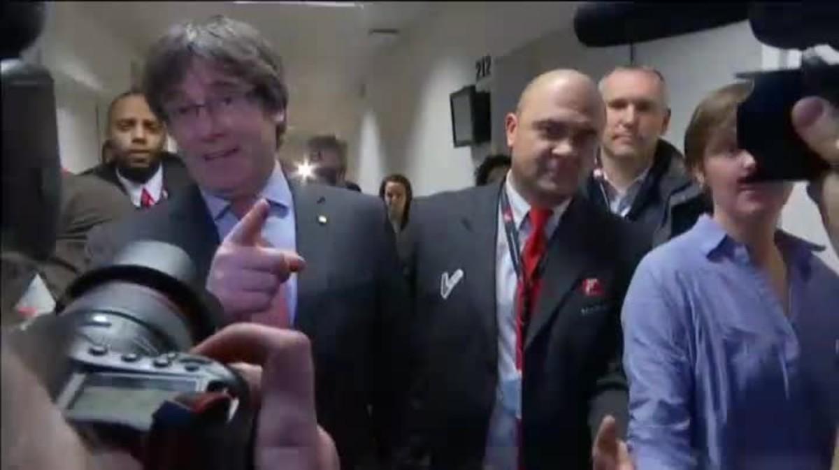 Puigdemont arriba a l’Square Brussels Meeting Centre per seguir la nit electoral, i esperar la seva tornada a la presidència de la Generalitat