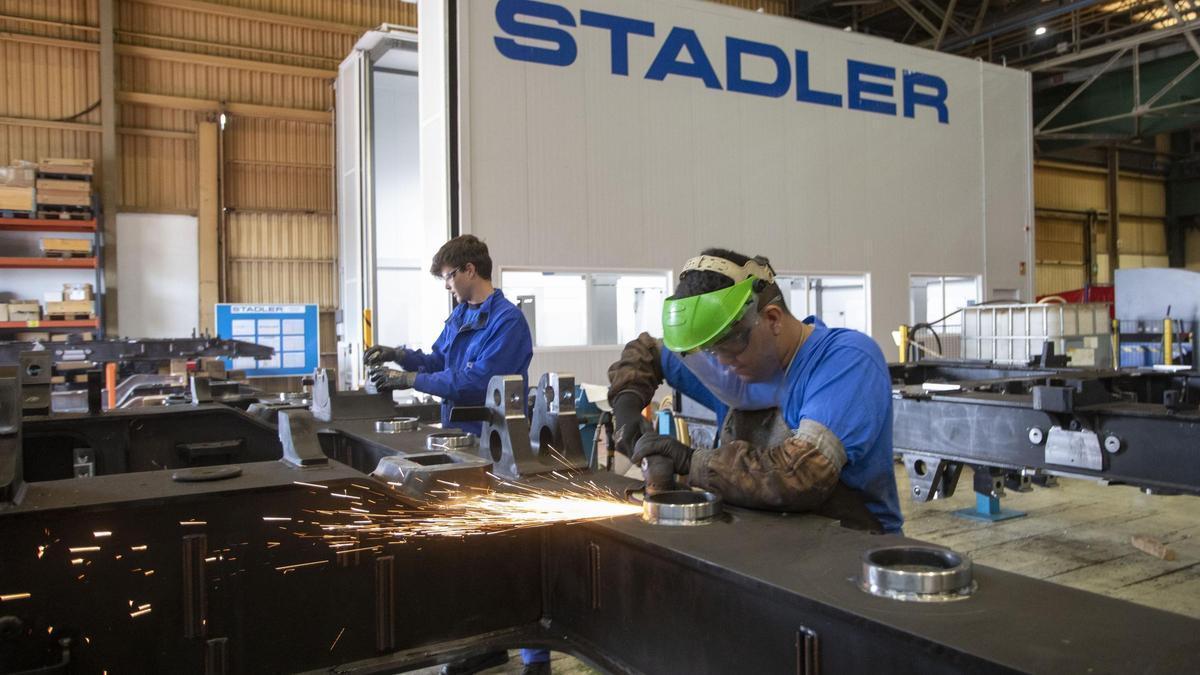 Trabajadores de Stadlar Rail Valencia, en la planta de soldadura.