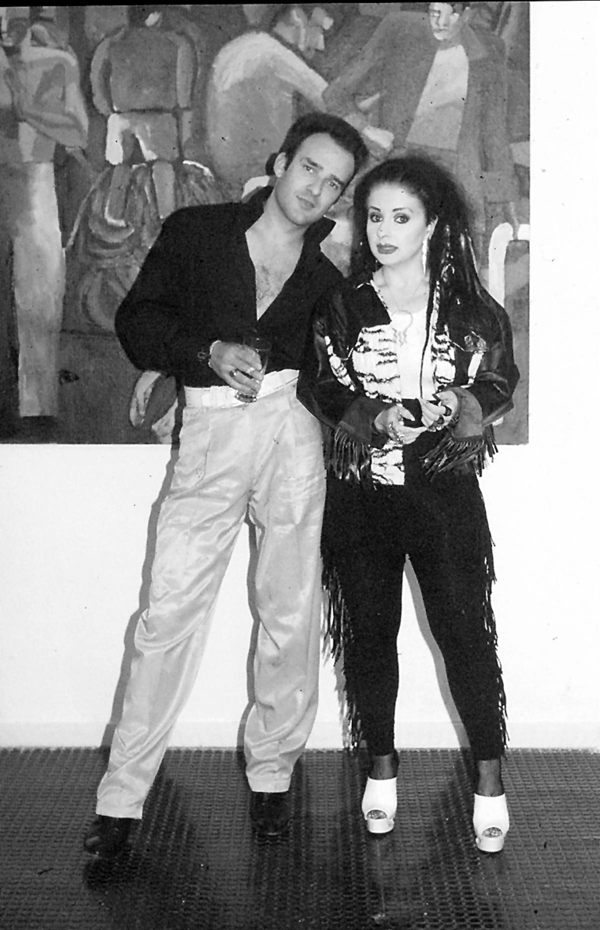 Víctor Coyote y Alaska, en una exposición de este, en 1985, en Madrid.