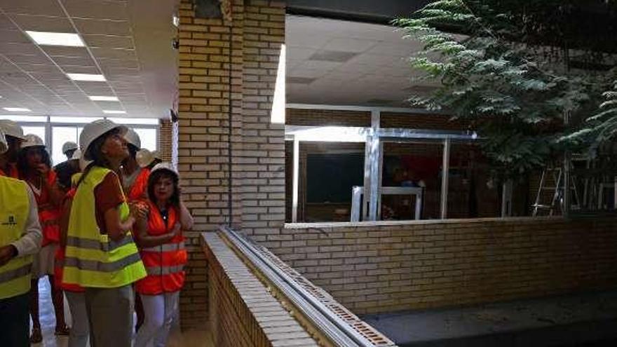 Pasillos interiores del colegio, que dan al patio, aún sin ventanas. // G.N.