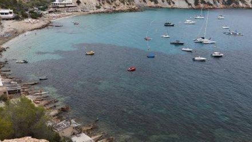 Vista de Cala d&#039;Hort, donde ofrecen una salida en snorkel y una paella por 120 euros por persona.