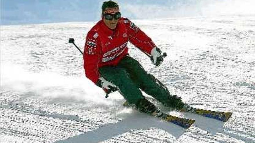 Michael Schumacher esquiant a Itàlia en una imatge d&#039;arxiu.