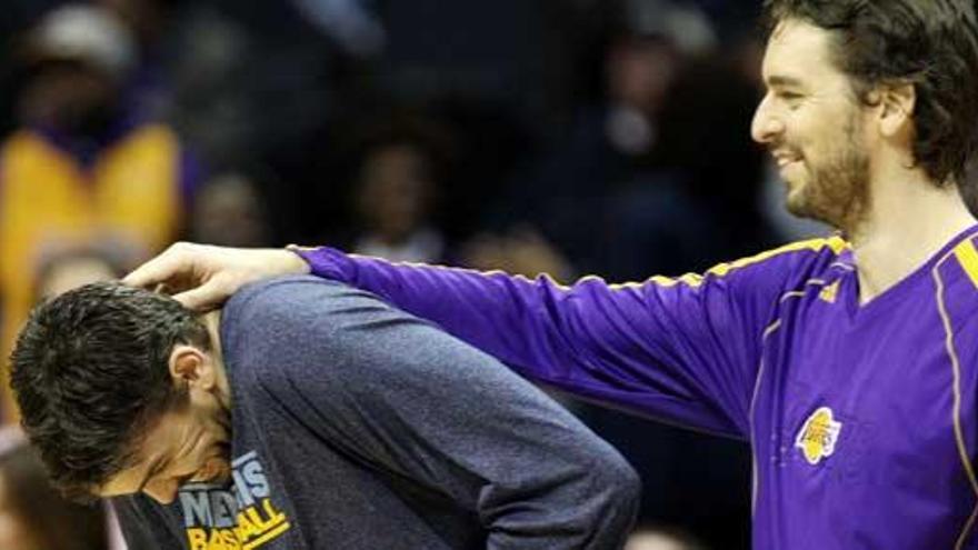 Pau bromea con Marc antes del partido.