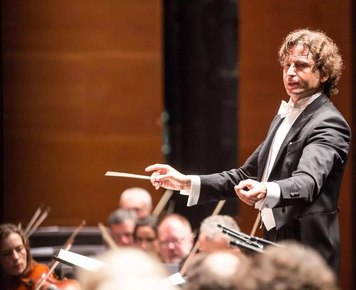 Gustavo Gimeno dirigiert das Philharmonische Orchester von Luxemburg.