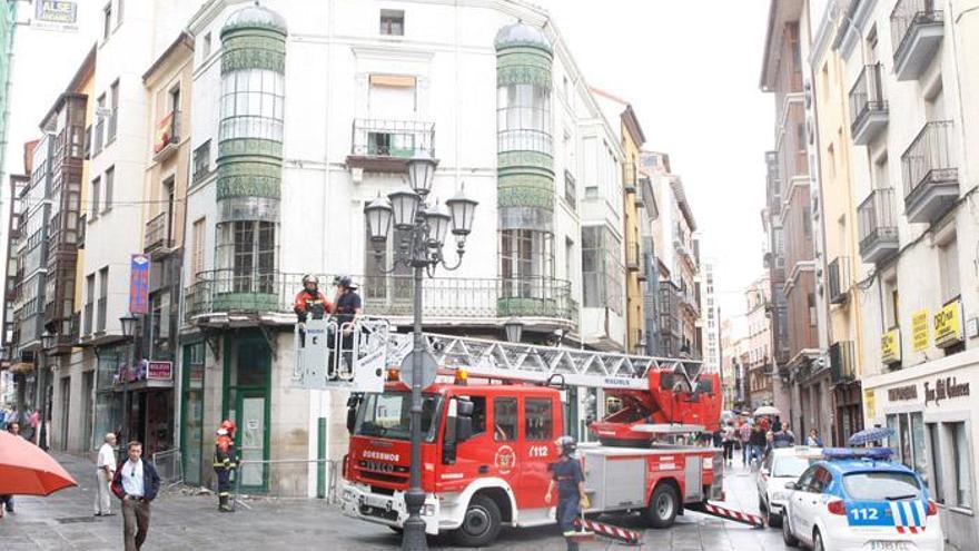 Caen varios cascotes de piedra de un edificio en Renova