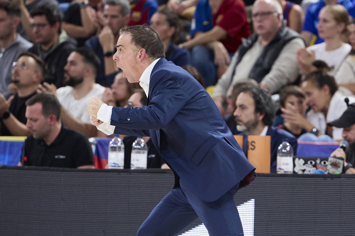 Óscar Orellana grita a los jugadores durante el duelo frente al Baskonia en el Palau Blaugrana.