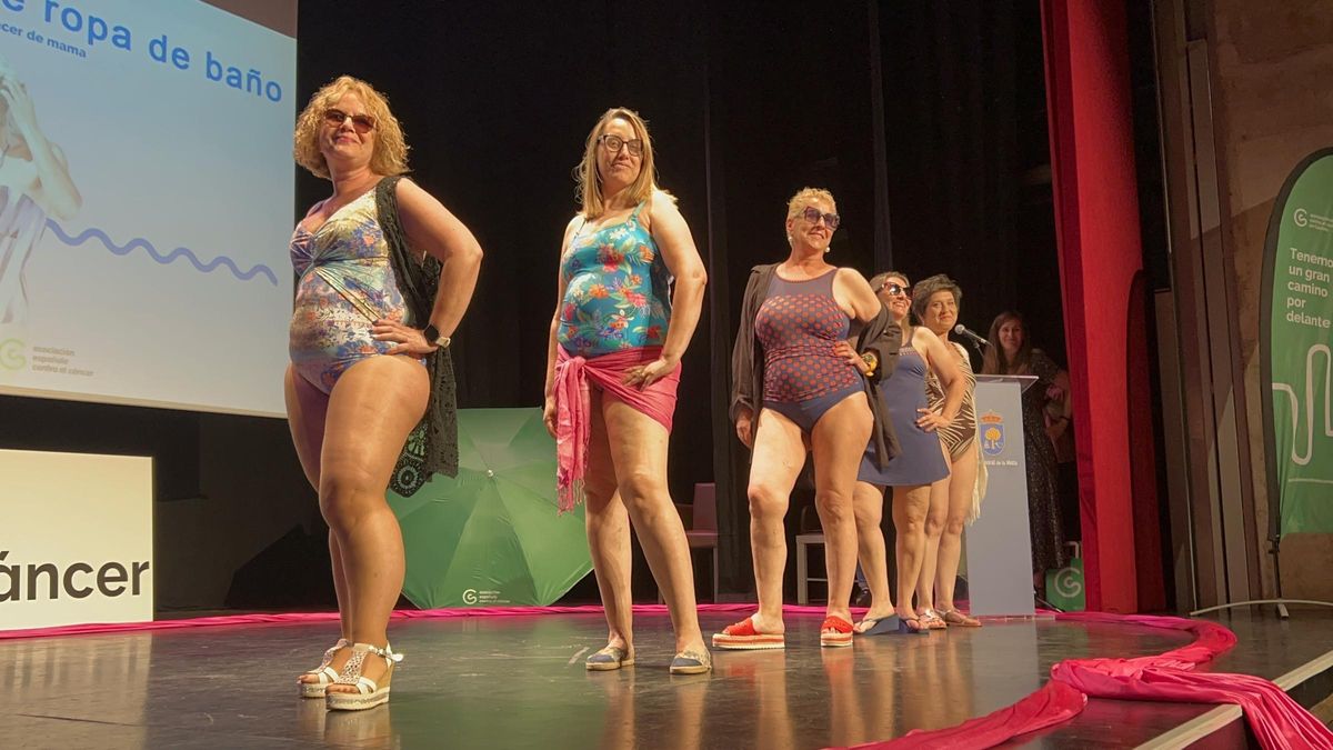 Mujeres operadas de cáncer de mama que han participado en un desfile.