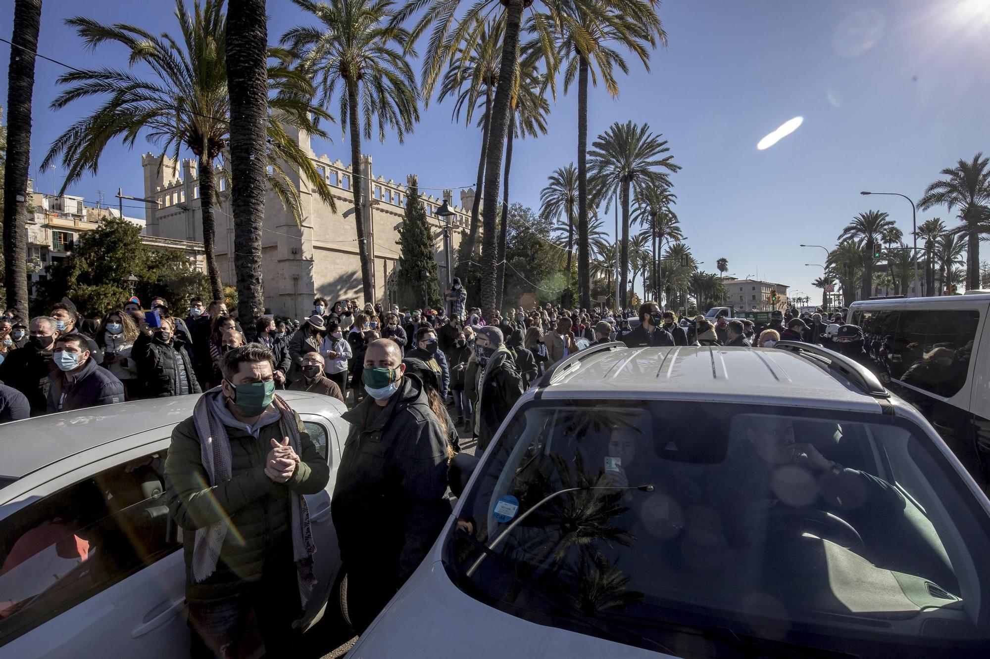 Un millar de restauradores cortan las Avenidas en su protesta ilegal por las restricciones