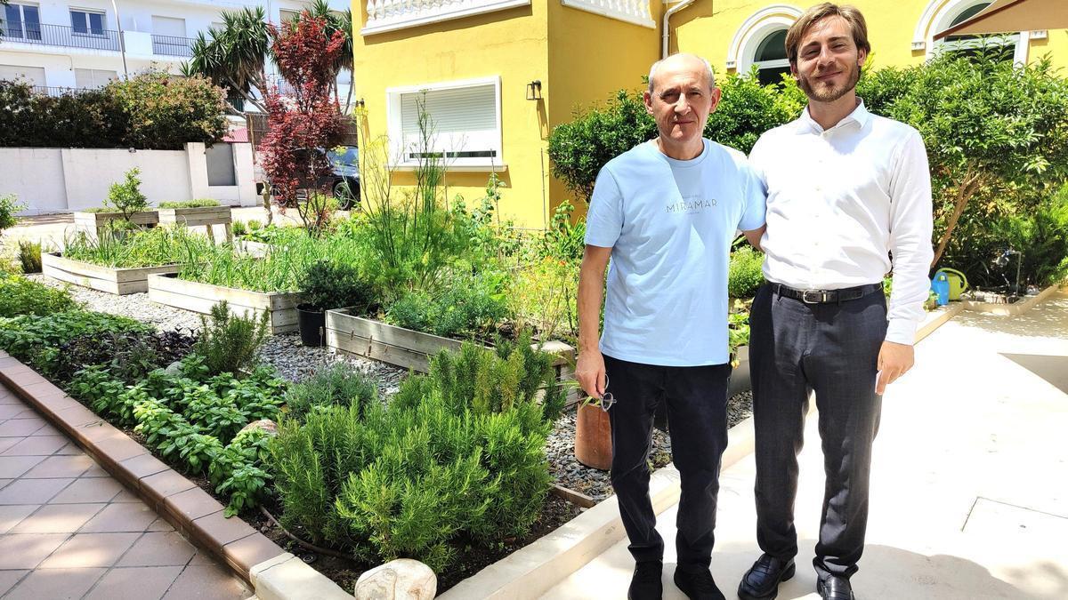 Paco i Guillem Pérez al jardí del Miramar.