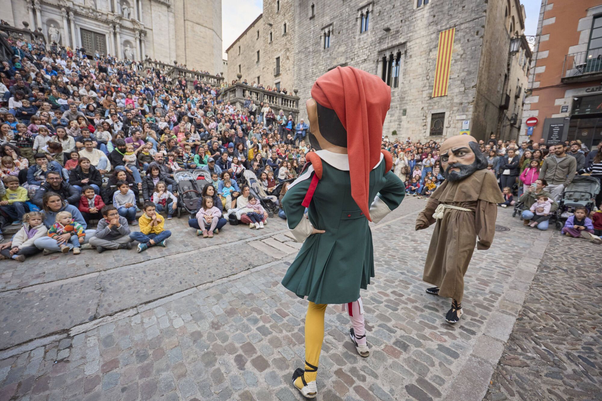 Les fotos de la passejada de capgrossos i gegants a la plaça de la catedral de Girona