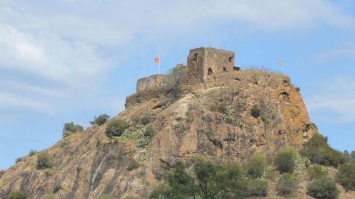 El castell de Quermançó vist des de la falda del turó.
