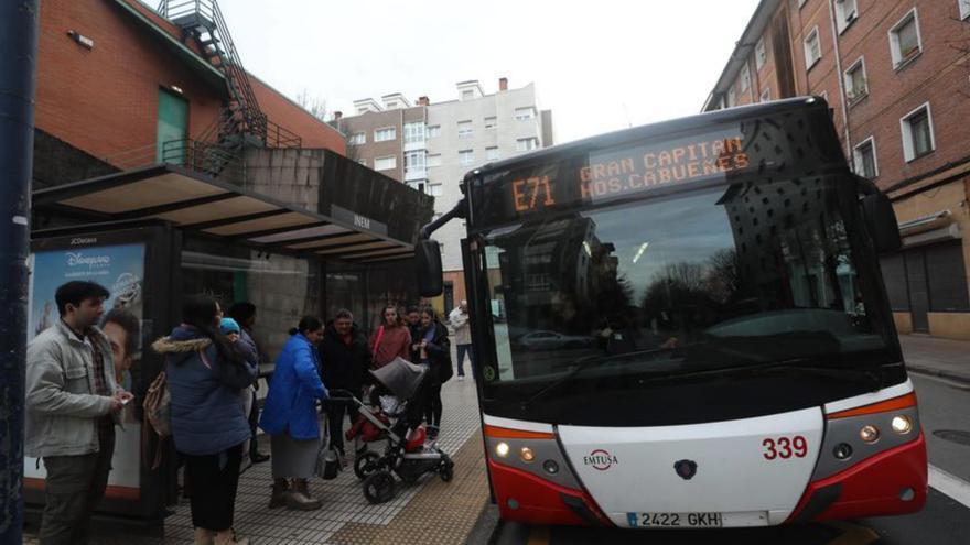 Viajeros preparados para subirse a la línea 71.