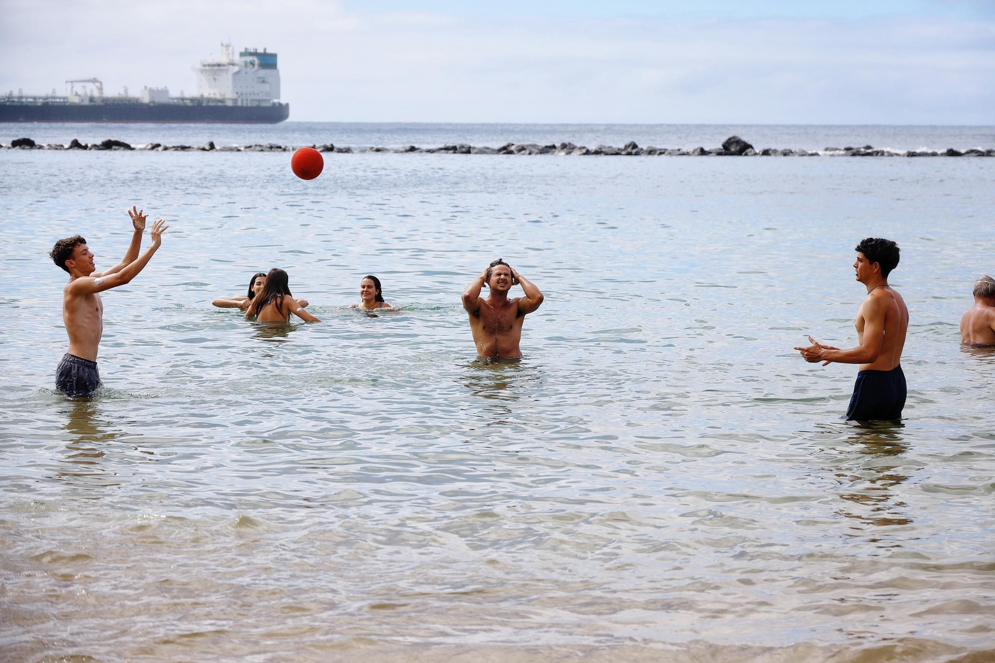Adolescentes con diabetes disfrutan del verano en la Playa de Las Teresitas