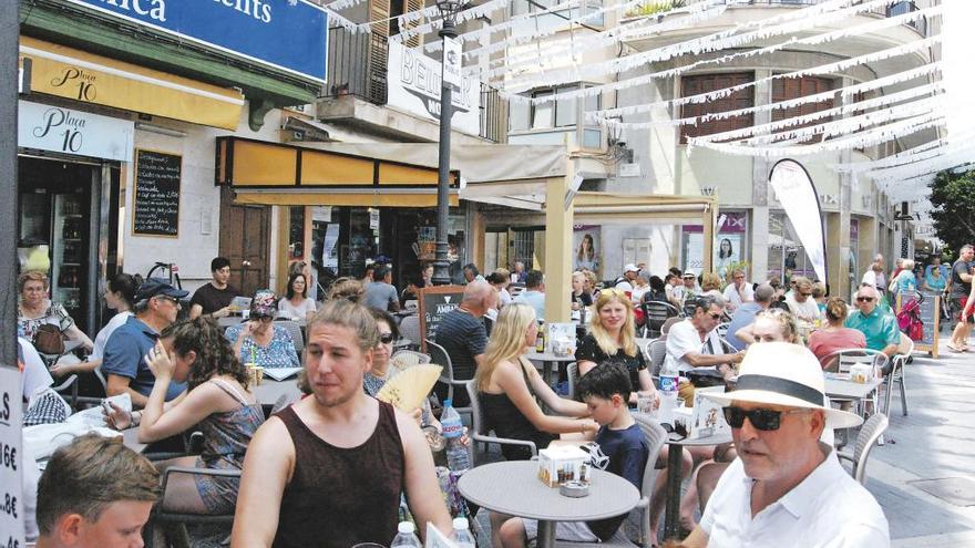 Imagen de una zona de la plaza de España, saturada de mesas y sillas de cafeterías.