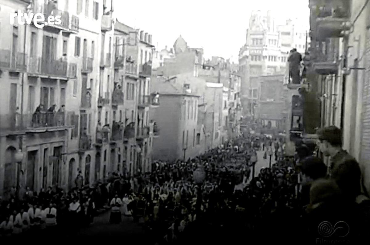 Imatge del seguici funerari pel centre de Manresa, recollit i difós pel No-Do