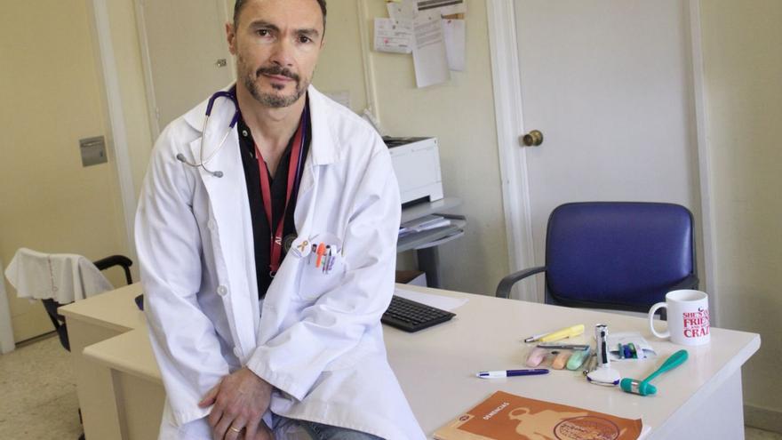 El doctor Martín Balbuena, en la consulta de Neurología.