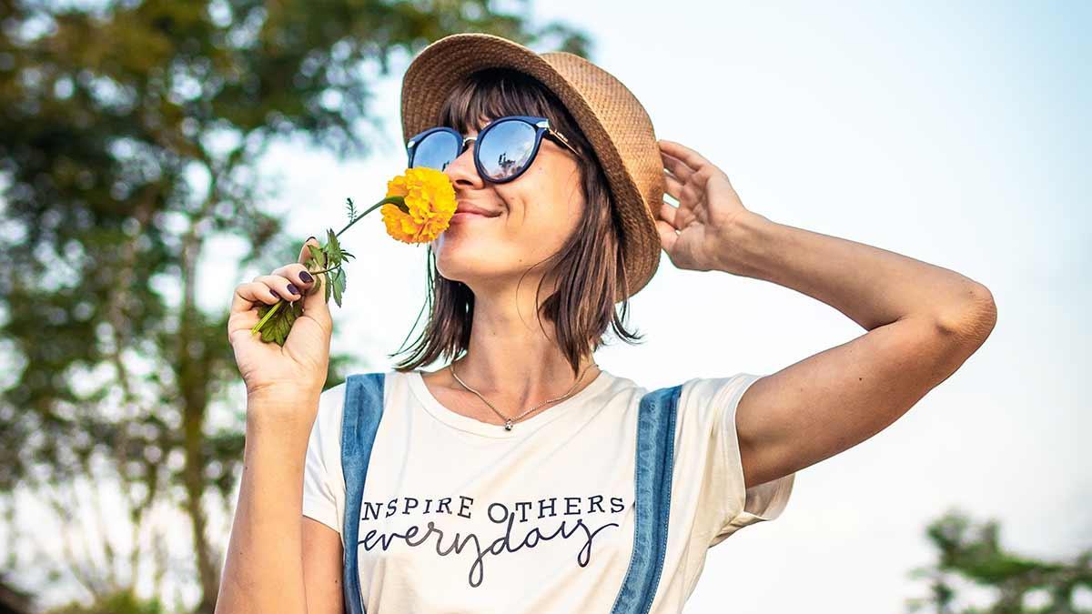 Mujer posando en el campo con flores amarillas