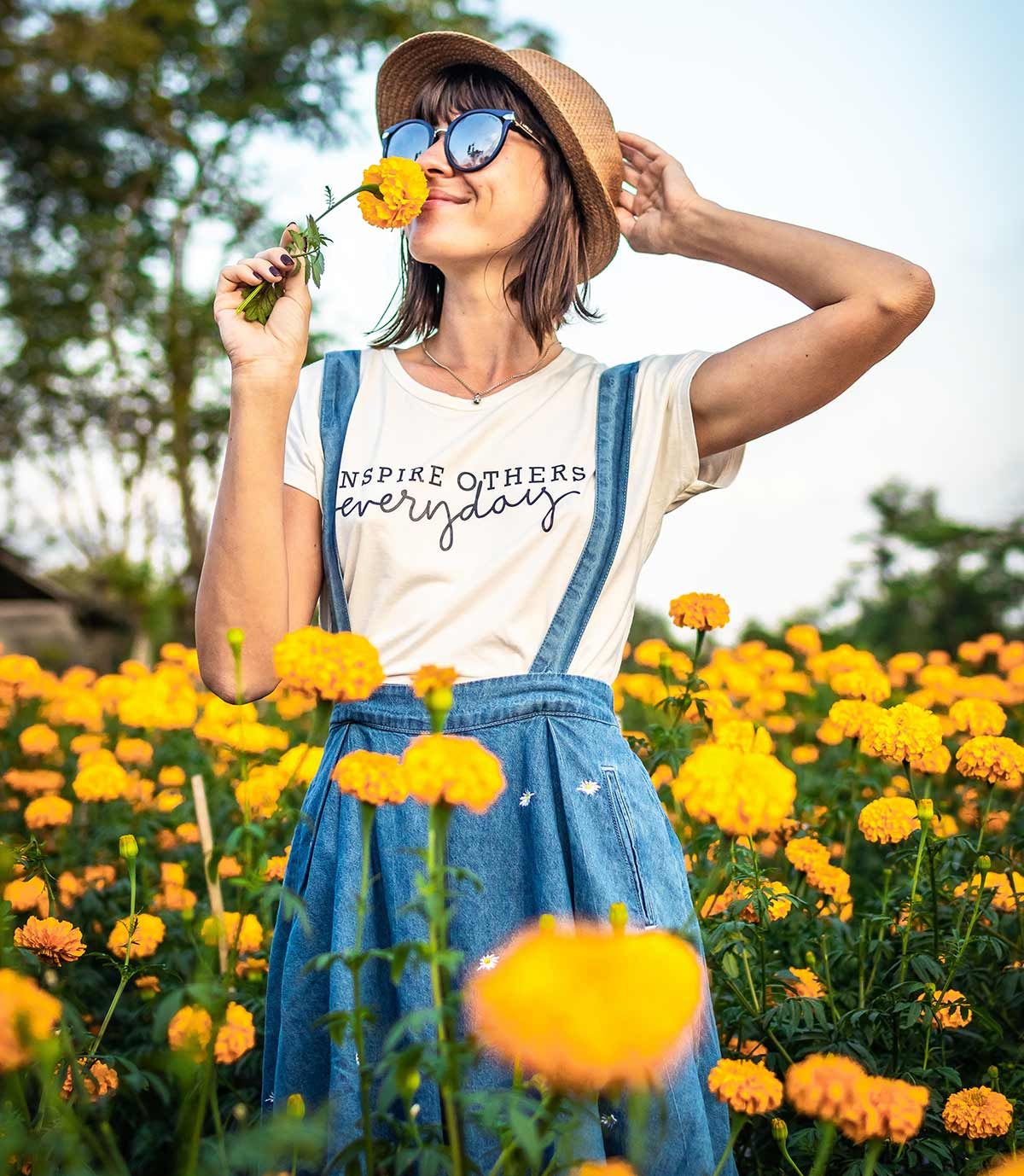 Mujer posando en el campo con flores amarillas
