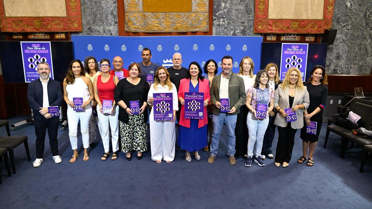 Foto de grupo de todos los agentes implicados en el desarrollo del protocolo contra la violencia de género en el ocio nocrurno.