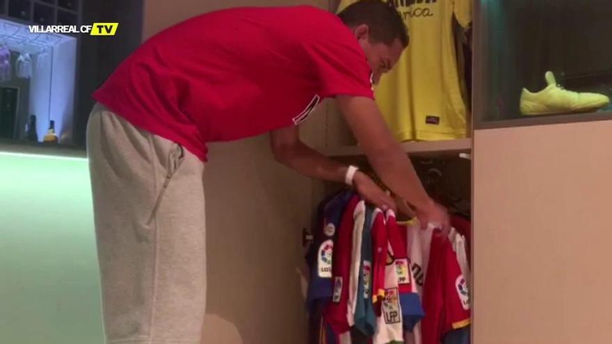 Bacca enseña su colección de camisetas: Lerma, Villa, Henry, Suárez...