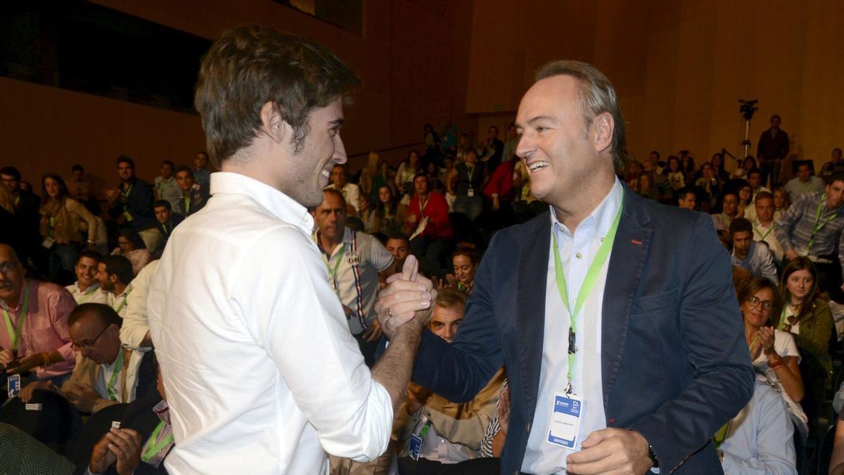El expresident Alberto Fabra saluda a Juan Carlos Caballero tras su primera elección como líder de Nuevas Generaciones, en septiembre de 2012.