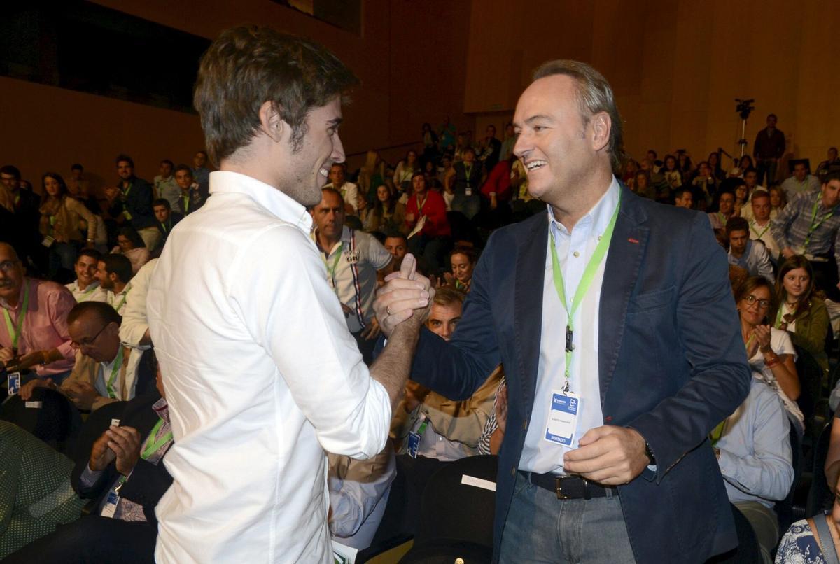 El expresident Alberto Fabra saluda a Juan Carlos Caballero tras su primera elección como líder de Nuevas Generaciones, en septiembre de 2012.