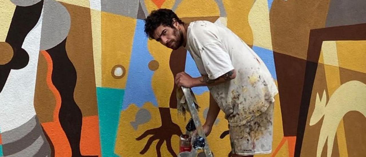 Alejandro Mosquera ante el mural que ha pintado en Vilanova.