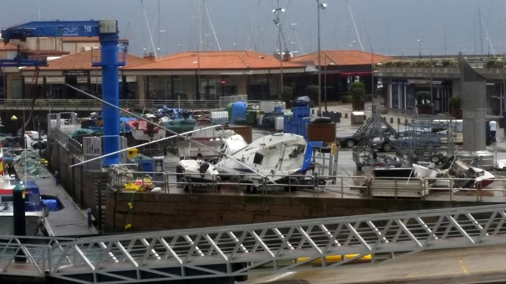 Varios barcos caídos en el puerto de Sanxenxo