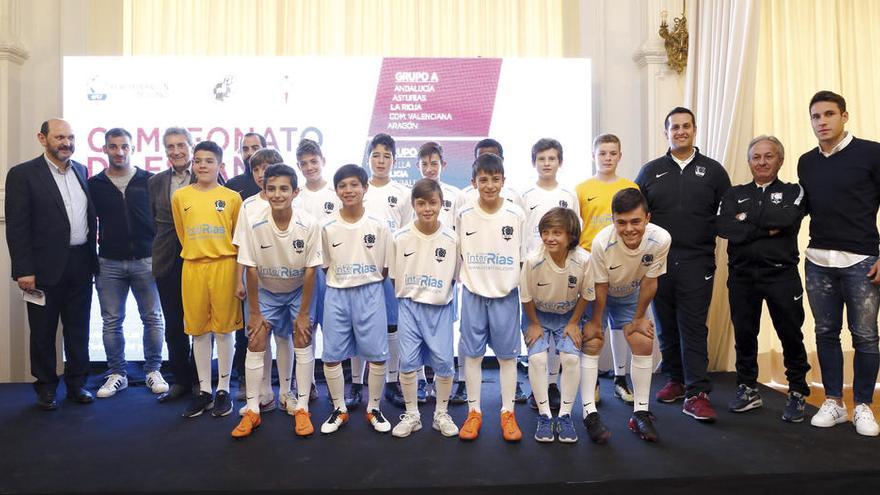 La selección gallega sub12 posa con Louzán, Mouriño, Jonny y Hugo Mallo. // Ricardo Grobas