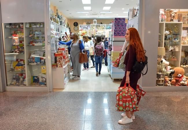 04/01/17 LAS PALMAS DE GRAN CANARIA. Ambiente de compras navideñas y de Reyes en la zona comercial de Siete Palmas. Fotografa: YAIZA SOCORRO.