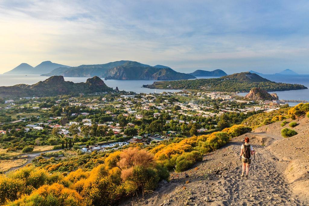Sendero en la isla de Vulcano, Sicilia