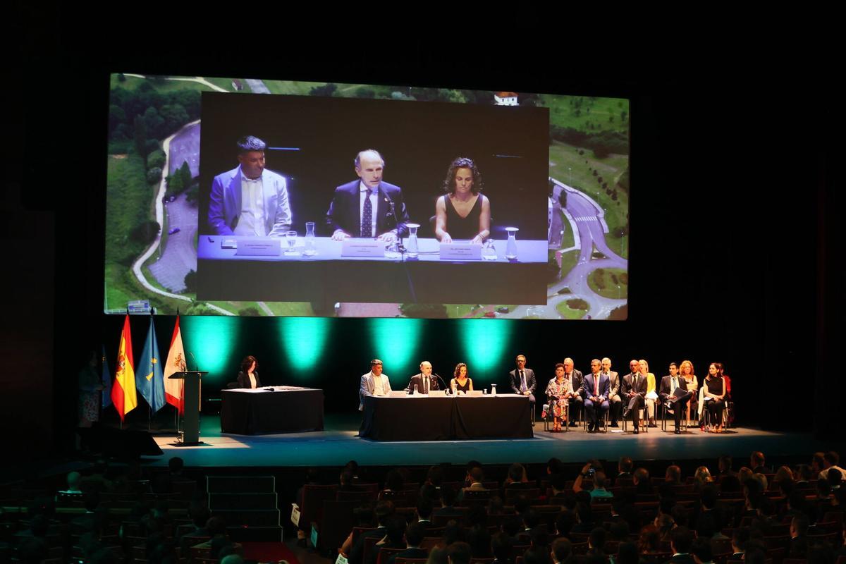 La Escuela de Ingeniería entrega sus diplomas a 243 estudiantes La Escuela de Ingeniería entrega sus diplomas a 243 estudiantes