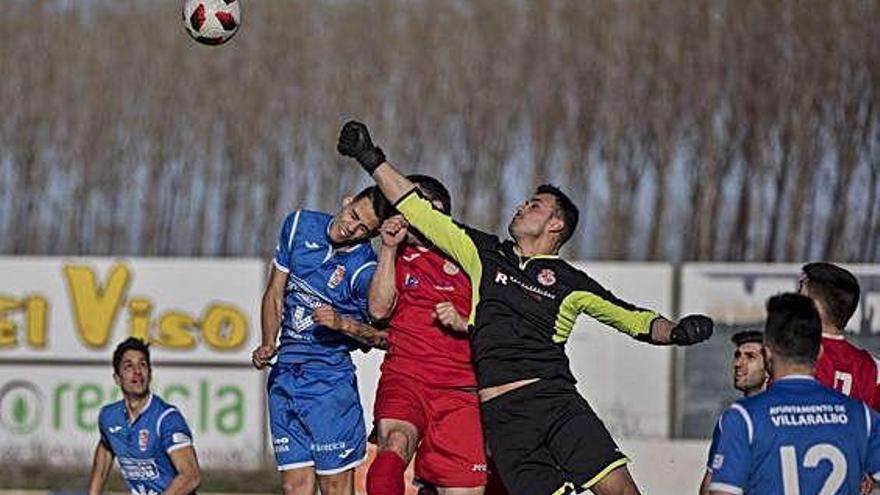 El portero del Navarrés despeja un balón.