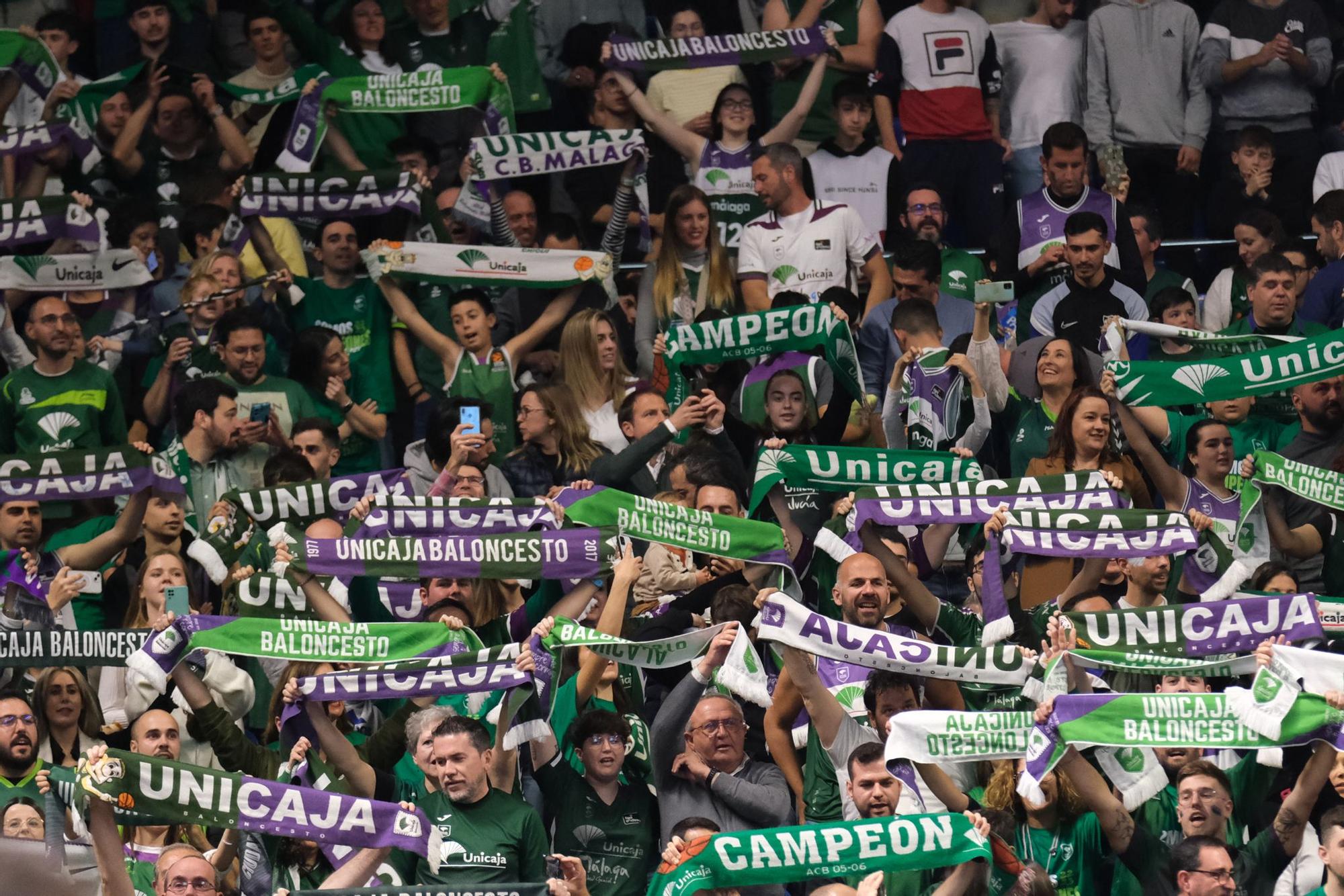 La afición celebra el título de Copa en la previa del Unicaja - Girona