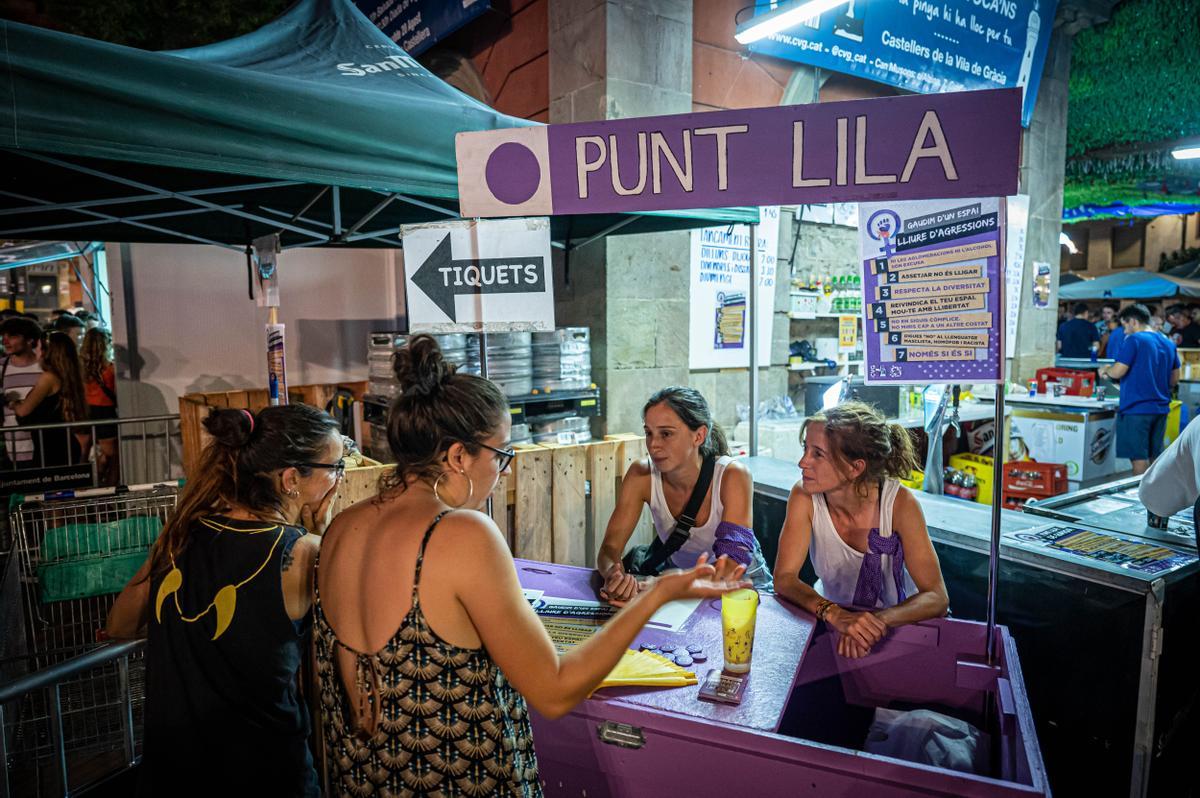 Punto lila contra las agresiones machistas en Gràcia, el pasado 15 de agosto.