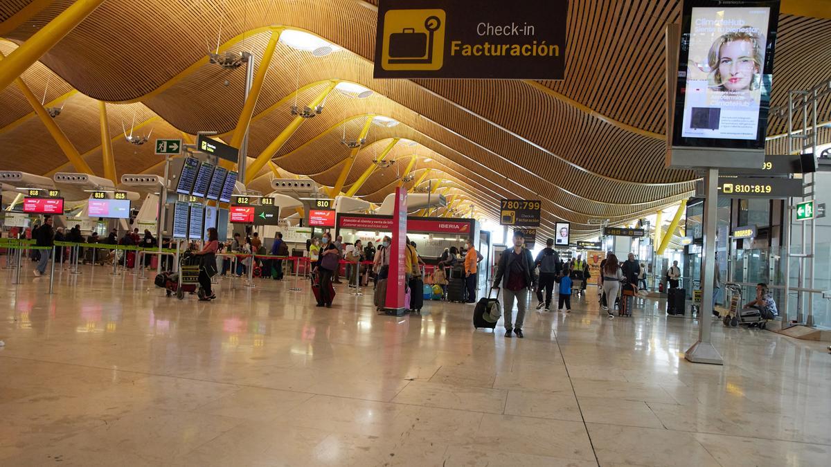 Pasajeros en la zona de facturación de la Terminal 4 del Aeropuerto Adolfo Suárez Madrid- Barajas.