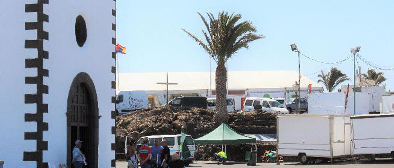 Situada junto a la Ermita de Ntra. Sra. de la Virgen de Los Dolores, en Mancha Blanca, esta multitudinaria Feria permanecerá abierta hasta el próximo domingo.