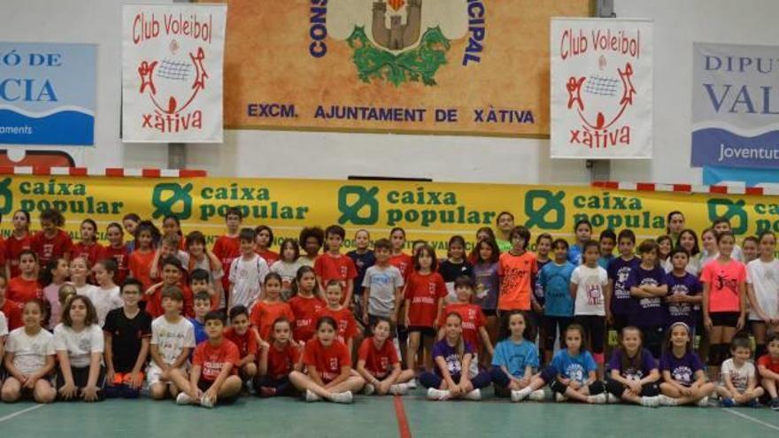 Alumnos de los centros educativos participantes en la jornada final del programa Voley al Cole, el pasado sábado en el pabellón de Xàtiva.