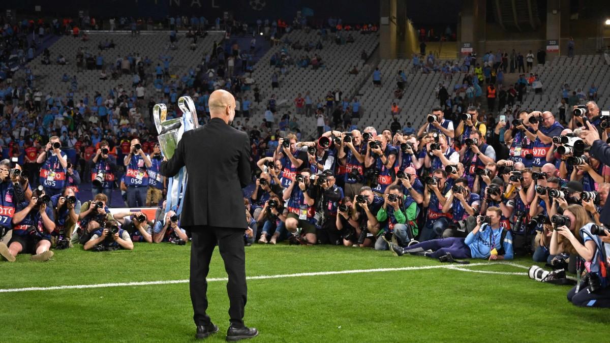Guardiola posa con la Champions delante de la prensa