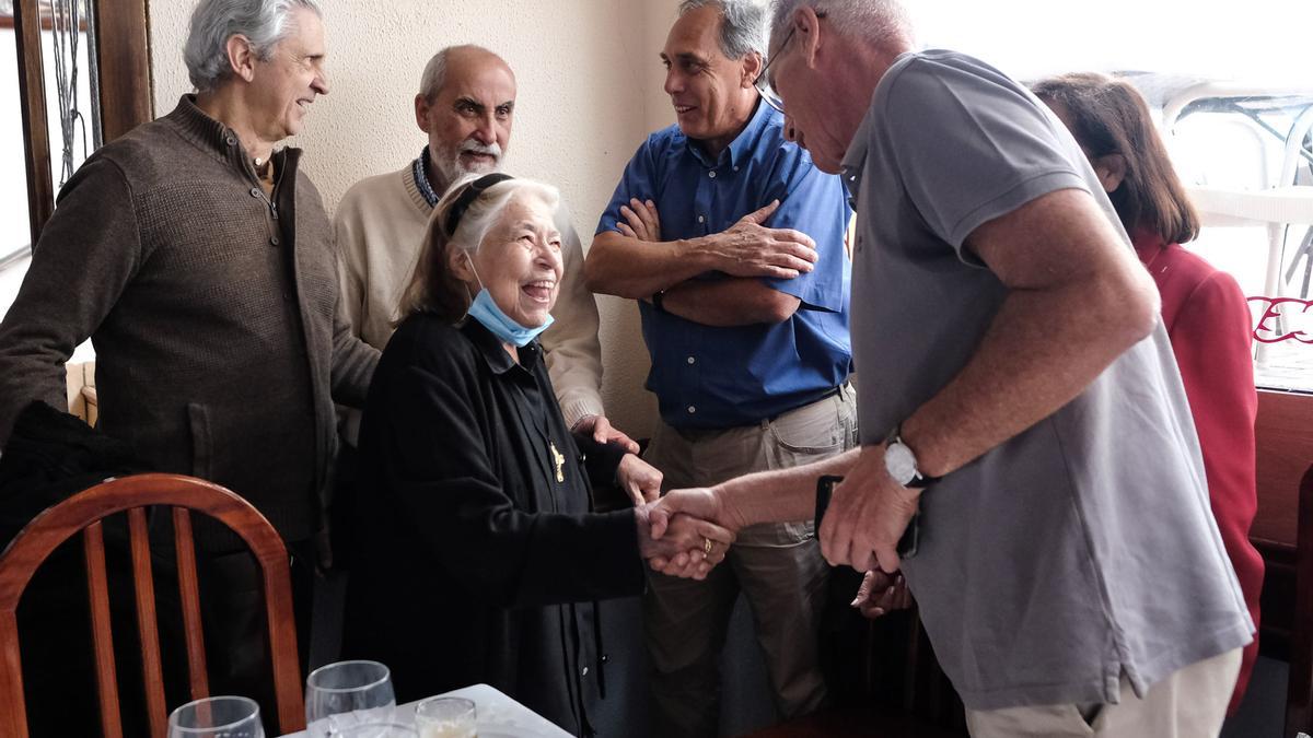 Carmen Díaz, ex directora del centro, saludando a algunos de sus antiguos alumnos del IES Alonso Quesada.